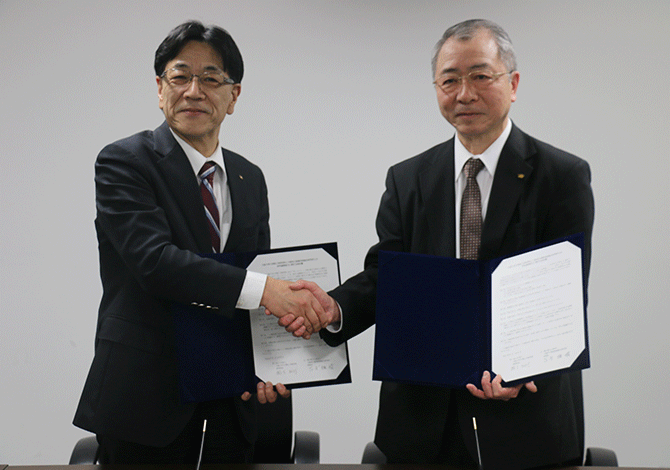 向かって左:掛下知行 大阪大学工学研究科長、右:古寺雅晴 大阪府立産業技術総合研究所理事長